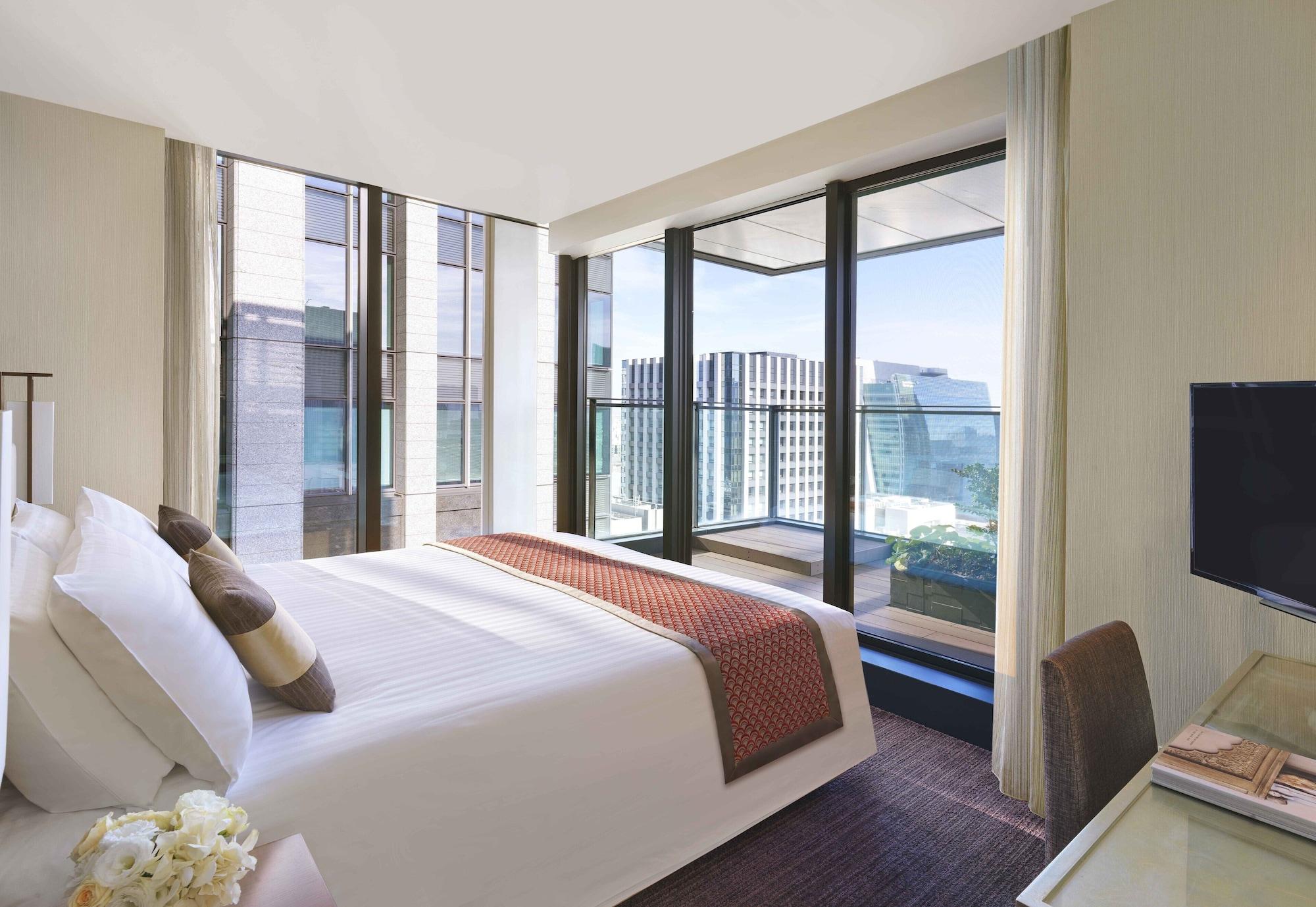 Oakwood Premier Tokyo Hotel Buitenkant foto A bedroom at The Ritz-Carlton, Hong Kong