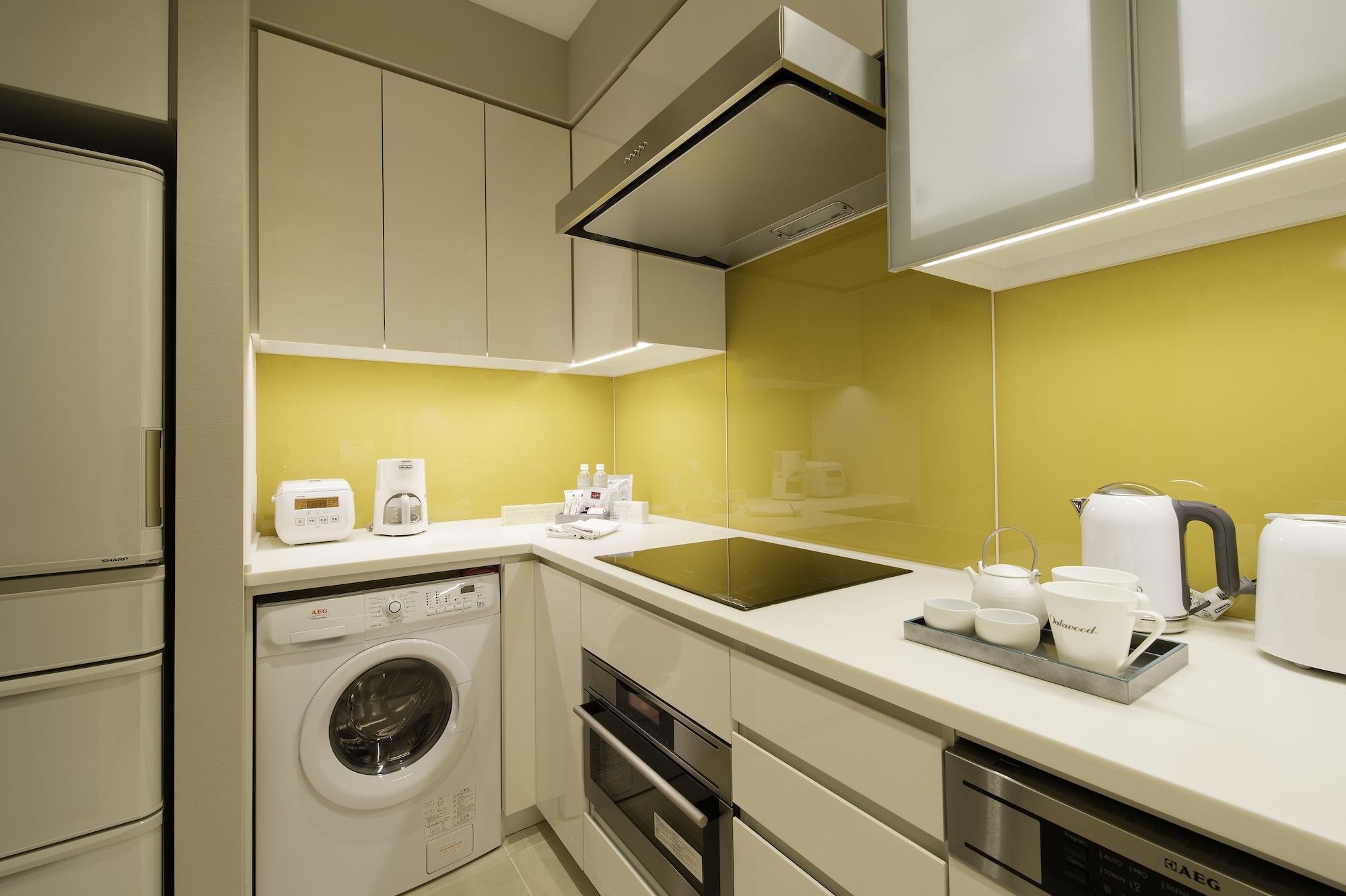 Oakwood Premier Tokyo Hotel Buitenkant foto A typical kitchen in a serviced apartment