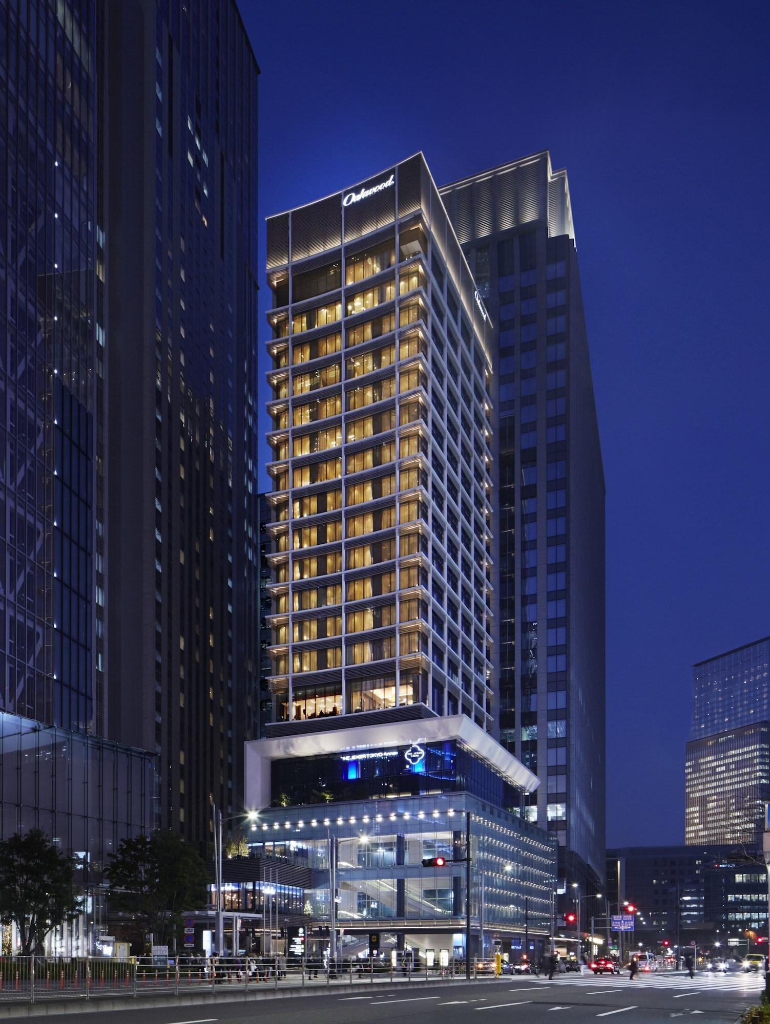 Oakwood Premier Tokyo Hotel Buitenkant foto The hotel at night