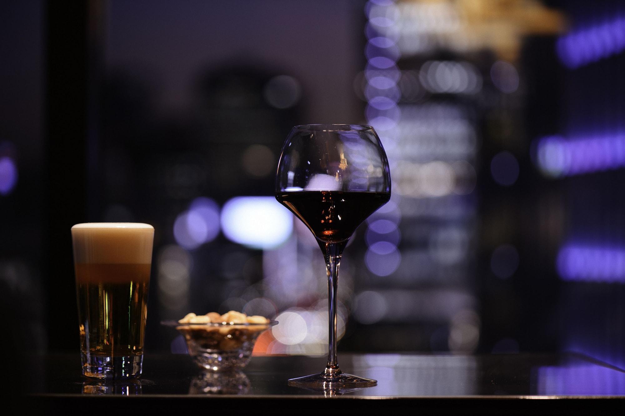 Oakwood Premier Tokyo Hotel Buitenkant foto A glass of red wine