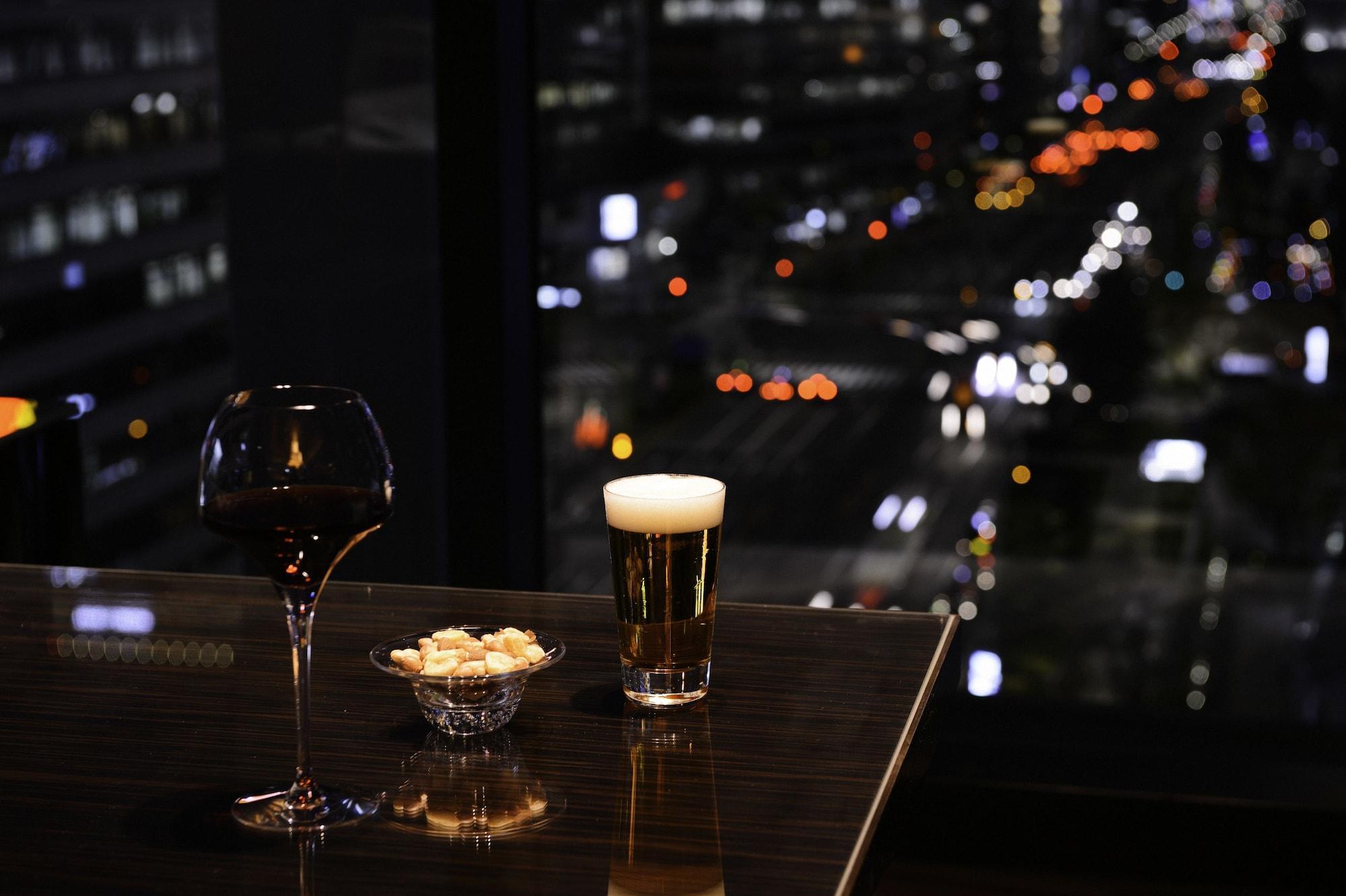 Oakwood Premier Tokyo Hotel Buitenkant foto A glass of beer and a glass of wine