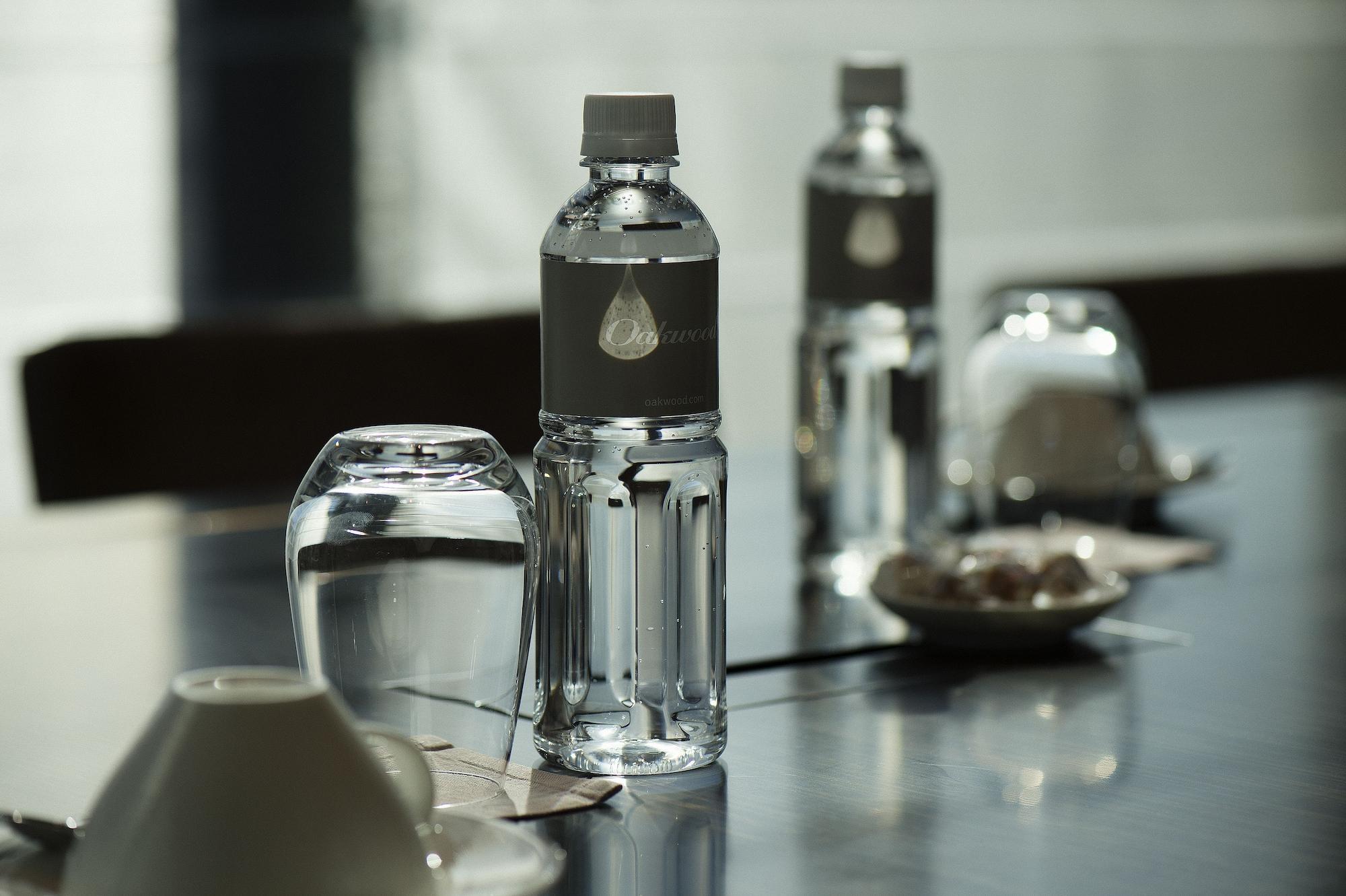 Oakwood Premier Tokyo Hotel Buitenkant foto A bottle of water