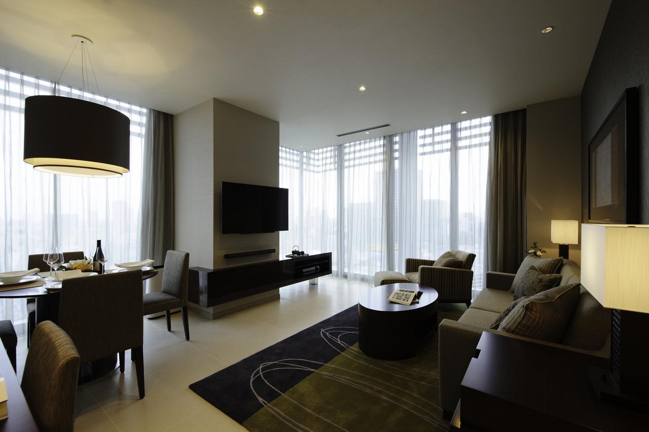 Oakwood Premier Tokyo Hotel Buitenkant foto A living room in a suite at the hotel