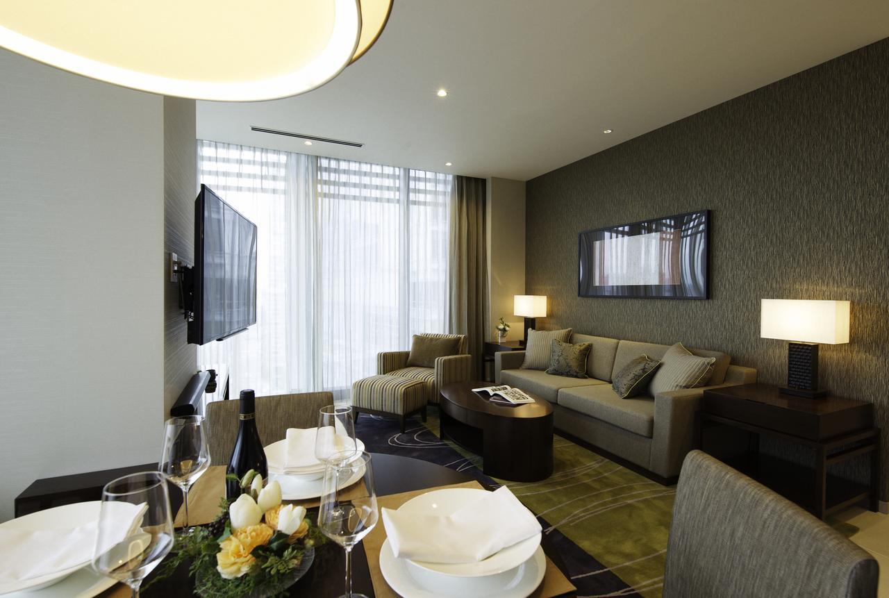 Oakwood Premier Tokyo Hotel Buitenkant foto A living room in a suite at the hotel
