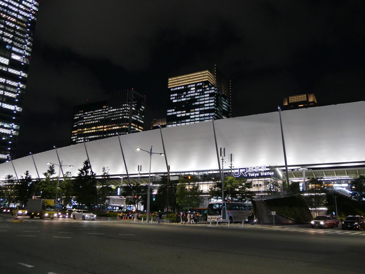 Oakwood Premier Tokyo Hotel Buitenkant foto The station at night