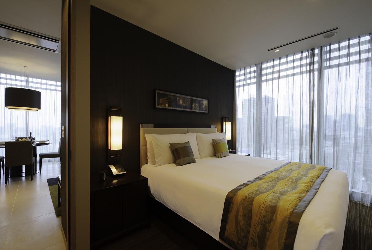 Oakwood Premier Tokyo Hotel Buitenkant foto A bedroom at the Park Hyatt Hyderabad